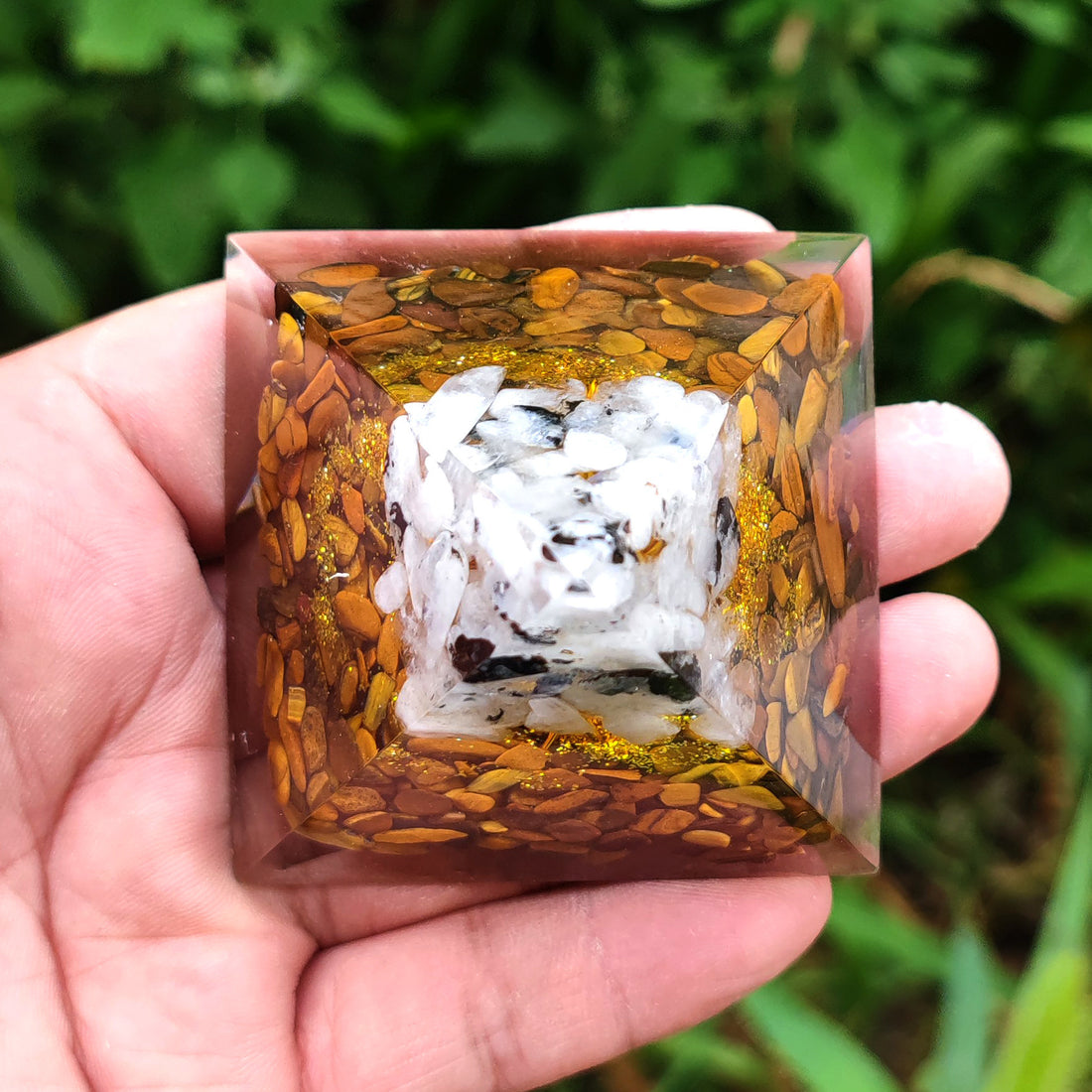 Crystal Gravel Epoxy Resin Pyramid Ornaments